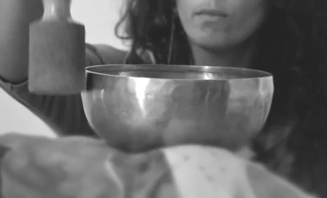 Aurélie Panier, formatrice en bols chantants tibétains au centre de formation naturelia à villefranche sur saône